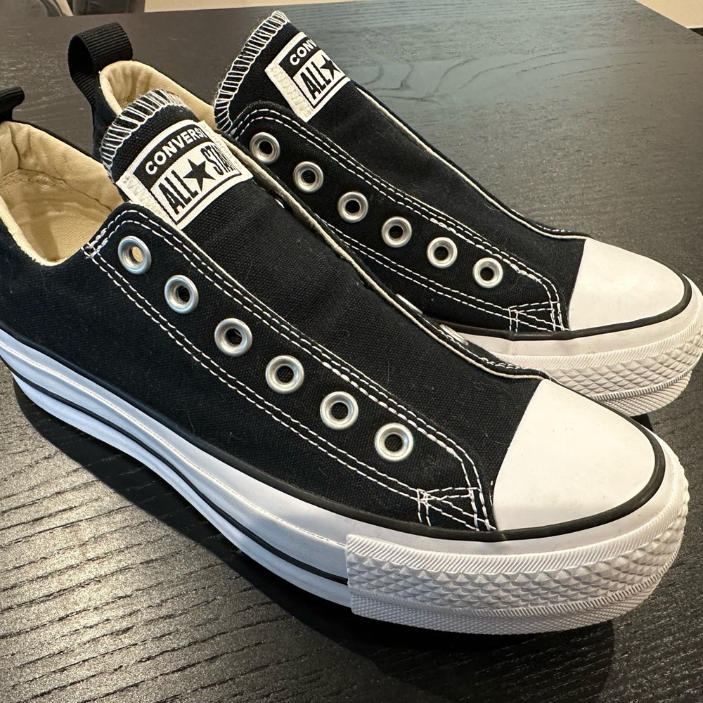 Women’s platform lift Converse low tops Sz 7.5 EUR 38